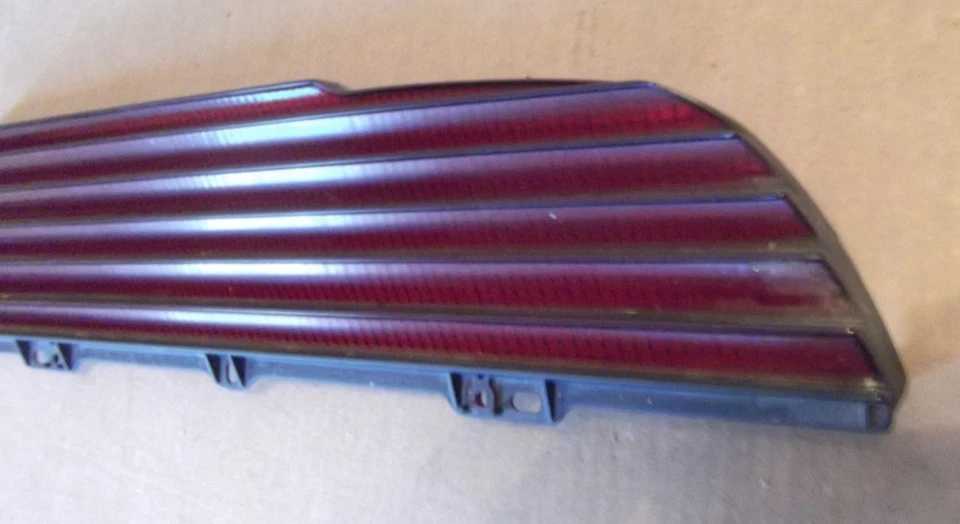 Lente de luz trasera derecha Pontiac Firebird 1979 80 81 transmisión automática ~ limpia ~ original OEM Foto 2 de 4