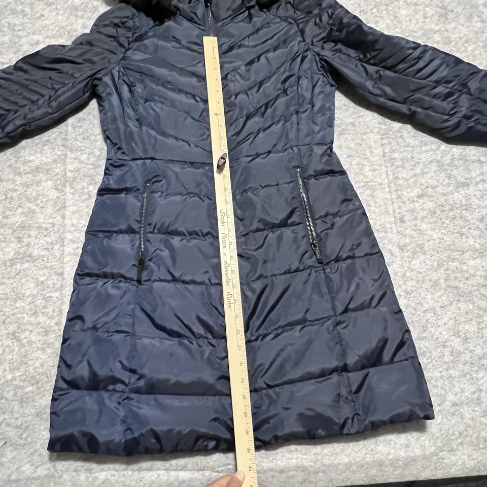 Женская легкая куртка-пуховик Michael Kors с капюшоном на молнии МАЛЕНЬКАЯ синяя - Изображение 4 из 4