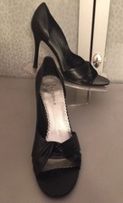 Women  s 9 1/2 Black BCBG Max Azira Heels