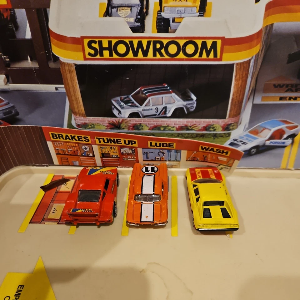 Vintage MATCHBOX MOTORS CAR DEALERSHIP SERVICE GARAGE PLAYSET w Box 1985 - Image 4 of 4