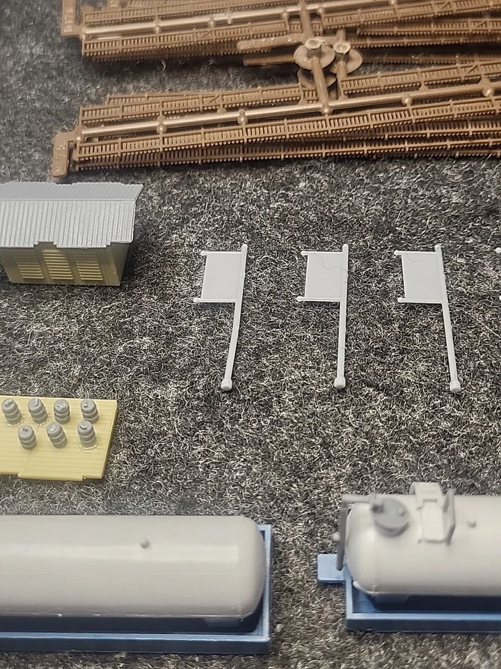 Kibri Z Scale 1 /220 6726 /6727/ 6728? Fuel Oil Tanks Refinery Fully Assembled - Image 3 of 4