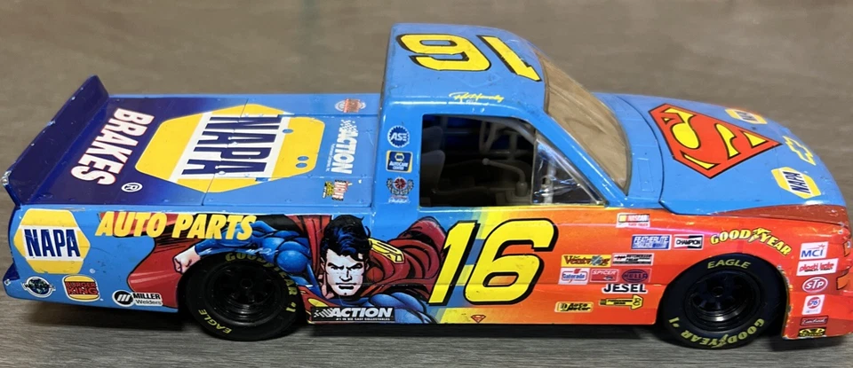 Гоночный грузовик 1:24 NASCAR R on Hornaday No16 Super man - Изображение 3 из 4