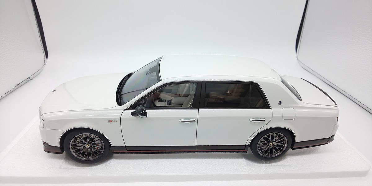 京商　1/18 TOYOTA CENTURY GRMN 1/18 AUTOart Toyota Century Grmn (Pearl White) Car Model