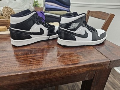 Jordan 1 Mid Black And White Carbon Fiber 2021 DD1649-001
