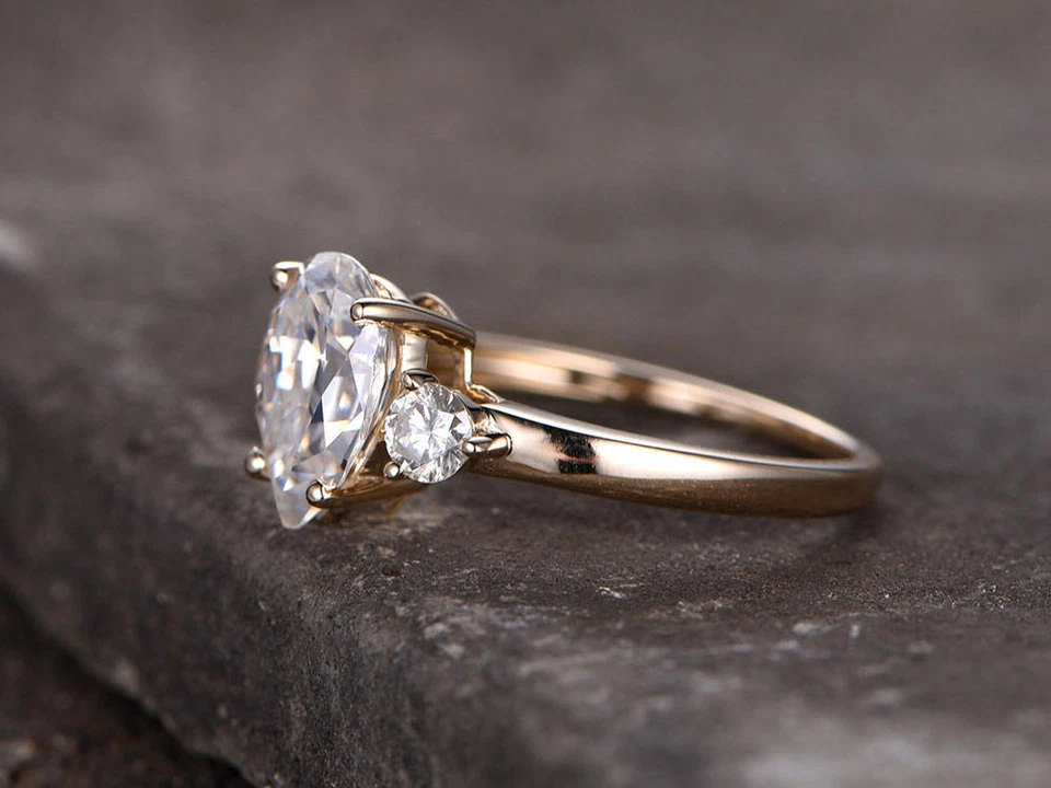 Anillo solitario de tres piedras con diamantes simulados talla pera de 2 quilates enchapado en oro rosa de 14 k Foto 3 de 4