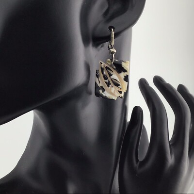 Vtg Earrings Carved Magpie Snail Shell Scrimshaw-Style Boho Beach Coastal Nature