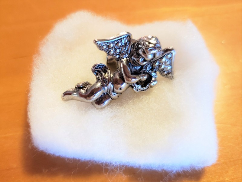 BOXED 1984 AVON CHRISTMAS GIFT ANGEL PLAYING HARP SILVER TONE LAPEL TAC PIN -1"