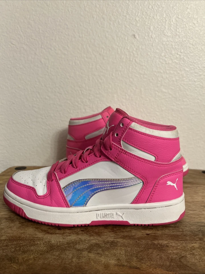 Zapatillas Puma Girl Rebote Layup Rosa y Blanco Parte Superior Alta Espuma Suave Talla 4.5 EE. UU. Foto 2 de 4