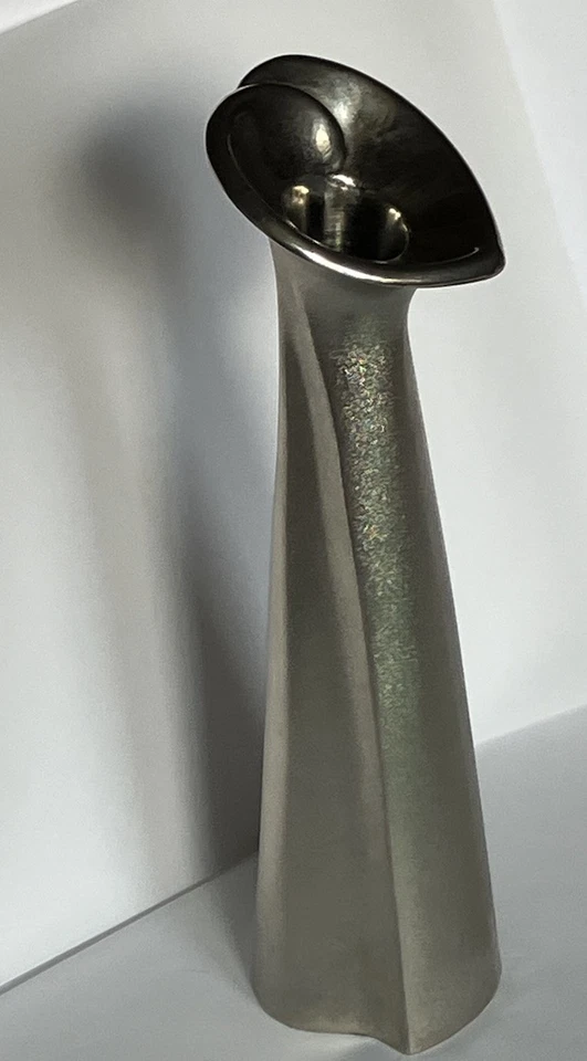 Jarrón de metal plateado cepillado con forma de cala lilly 9 pulgadas Foto 2 de 4