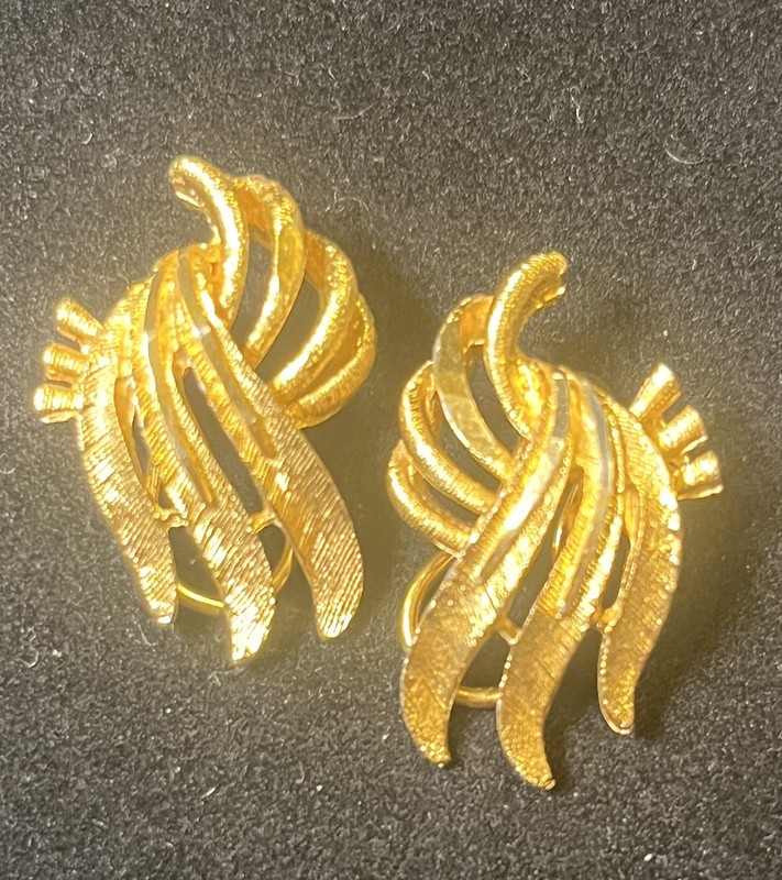 Vtg Estate BSK Clip-On Earrings Brushed Gold Tone Climber Wing Chunky