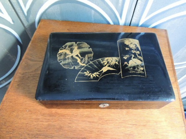 CAJA CHINA LACADA EN NEGRO CON ADORNOS FLORALES EN DORADO