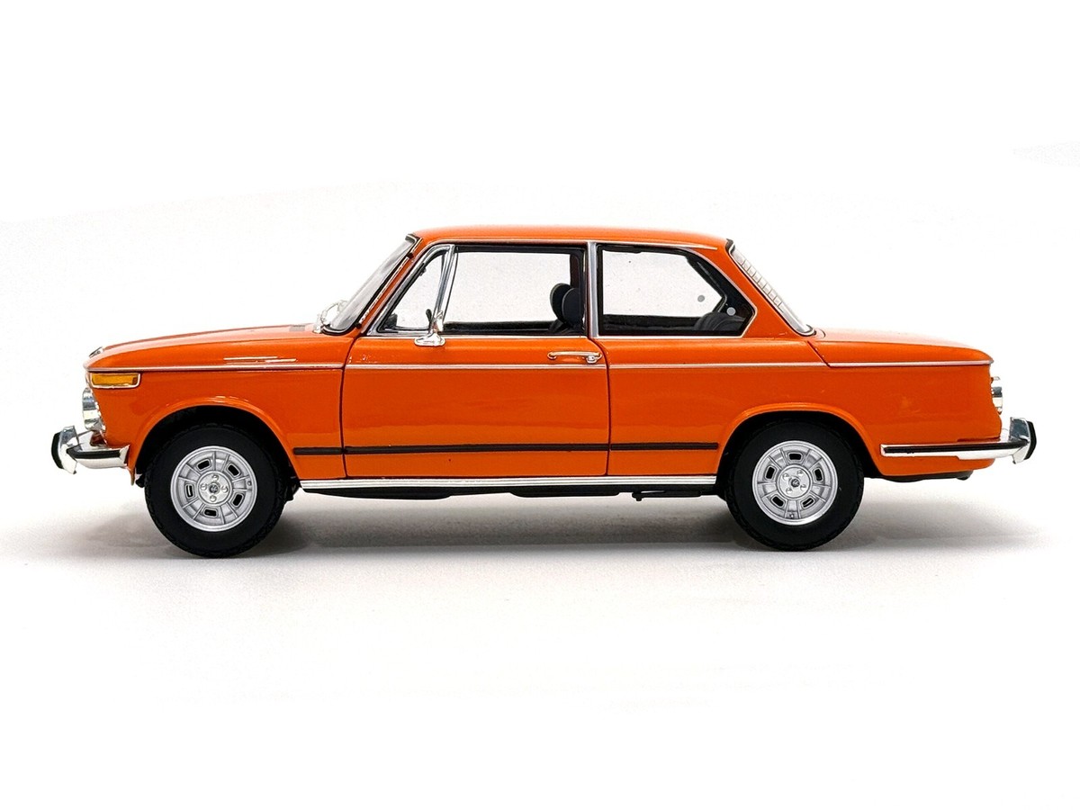 ミニカー 1/18 BMW2002 BMW 2002 Turbo Silver with Red and Blue Stripes 1/18 Diecast