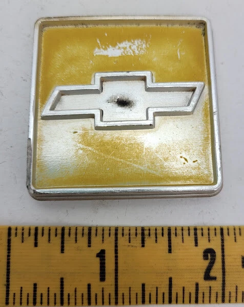 Chevrolet C10 1982 emblema de pilar insignia logotipo OEM Foto 2 de 3