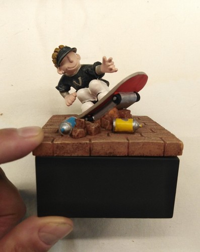 GRAFFITI ZONE Scatola action figure anime Skateboard miniatura Portagioie - Foto 4 di 7