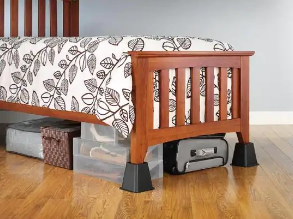 Elevadores de cama de plástico negro Whitmor (juego de 4) almacenamiento debajo de la cama agrega 5,25" de altura Foto 2 de 4