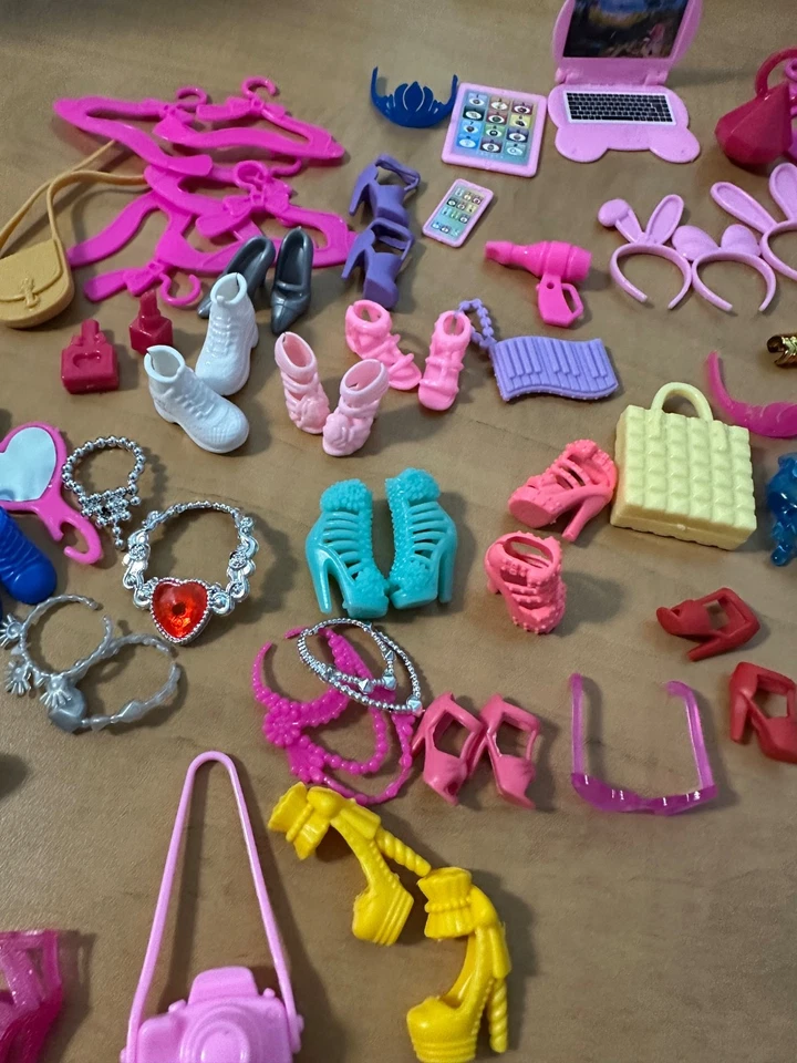 Lot of 60+ Barbie-Style Doll Accessories – Shoes, Purses, Necklaces, Hangers etc Foto 3 de 4