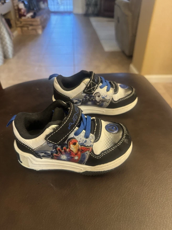 MARVEL AVENGERS IRON MAN Tenis Iluminados Zapatos Atléticos Para Niños Pequeños Talla 8 Usados en Excelente Condición Foto 2 de 4