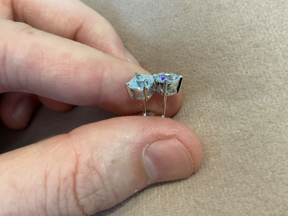 Pendientes solitarios enchapados en platino 925 con diamantes de corte cojín creados en laboratorio de 2,0 quilates Foto 4 de 4