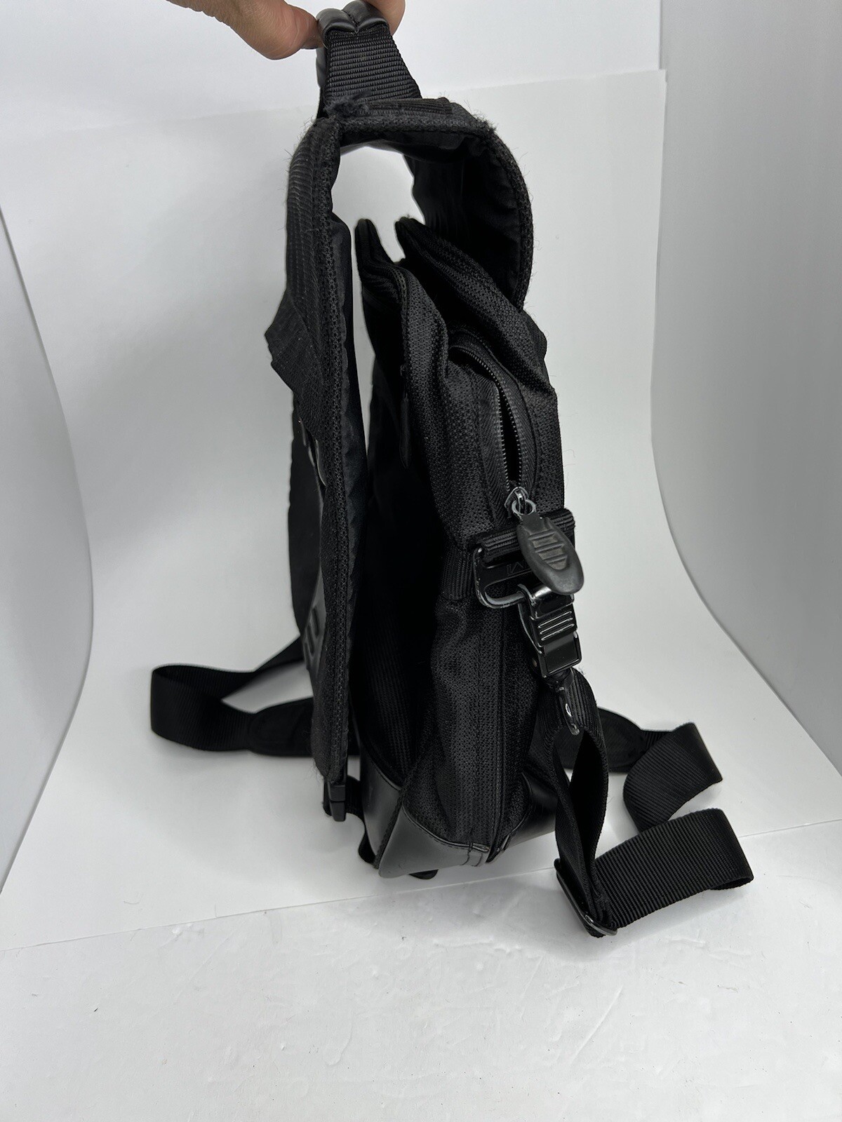 TUMI BLACK NYLON CROSSBODY SHOULDER MESSENGER BAG 589C Gem