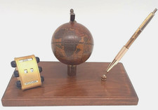 Ancien porte stylo de bureau Bois avec globe terrestre calendrié + stylo Vintage