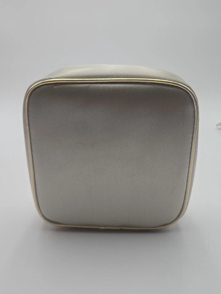 Estuche de viaje cosmético con cremallera dorada Estée Lauder cuadrado tocador bolsa de maquillaje acabado satinado Foto 3 de 4