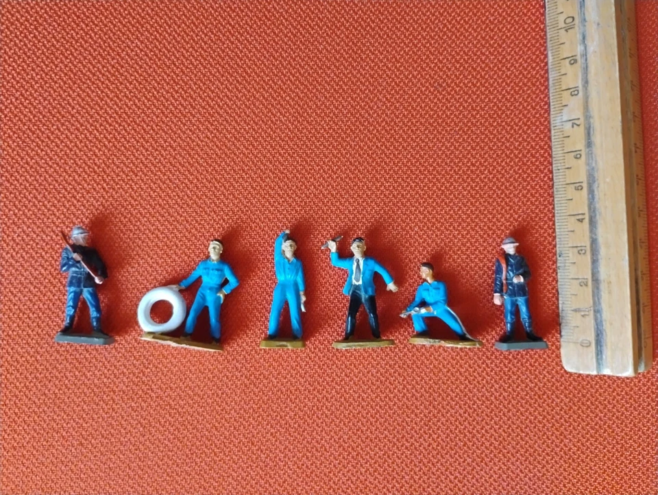 figurines mecaniciens Starlux et pompiers (voir photo pour echelle) - Photo 1/1