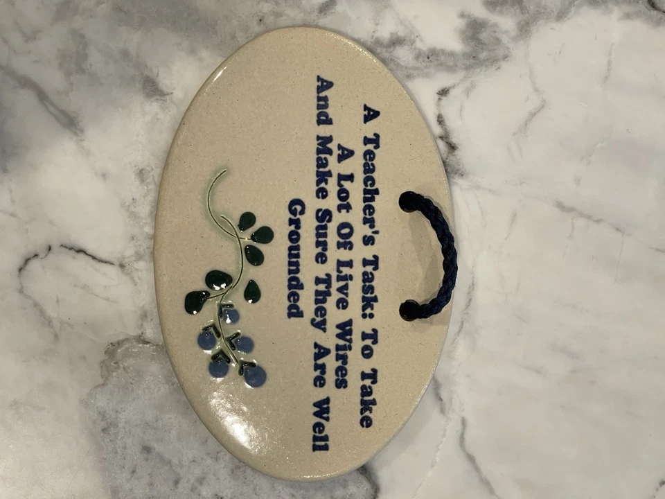 Letrero colgante de pared de cerámica hecho a mano Mountaine Meadows ovalado una tarea de maestros Foto 4 de 4