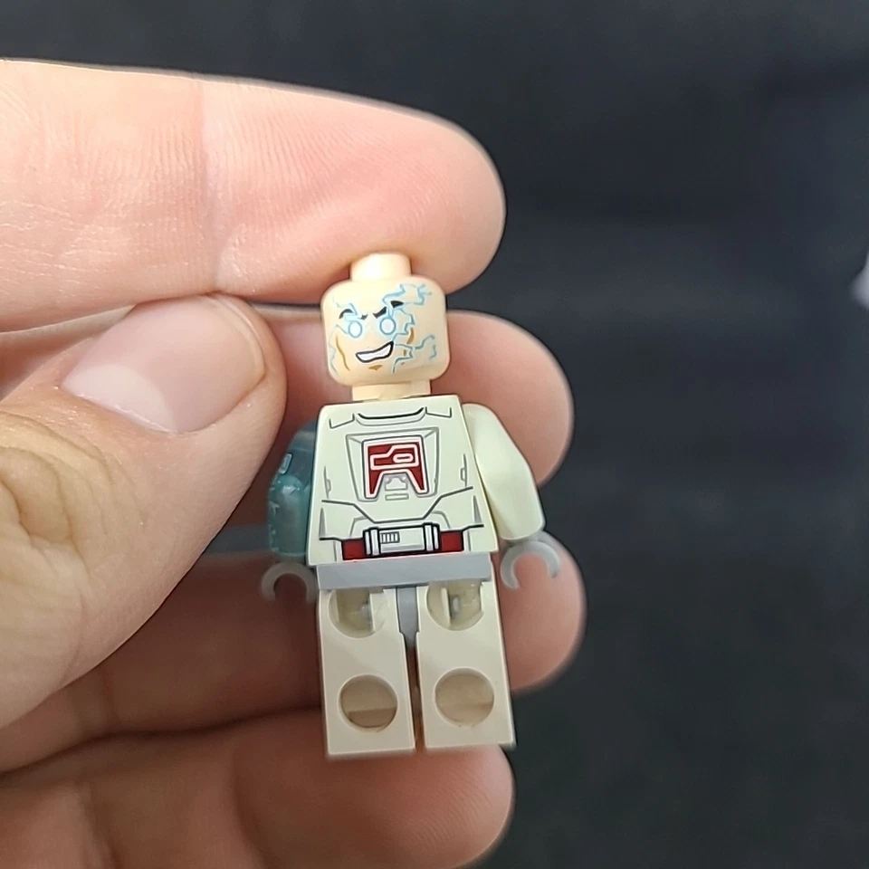 Lego Star Wars Jek-14 with Helmet Lightsaber sw0475 Set 75018 RARE Minifigure - Image 4 of 4