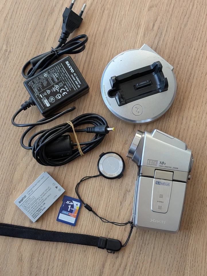 Sanyo Xacti VPC-HD1 Digital Movie Camera Digicam W/ Accessories. Full Working! - Image 3 of 4