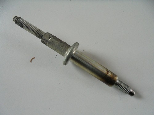 MAZDA 3 6 GH CX7 ER 2.2 Bj. 2008-12 Bolzen Schraube Injektor R2AA Stehbolzen