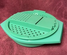 Tupperware verde vegetal de colección. rallador con cuenco a juego.  Top reversible addl. rallador.