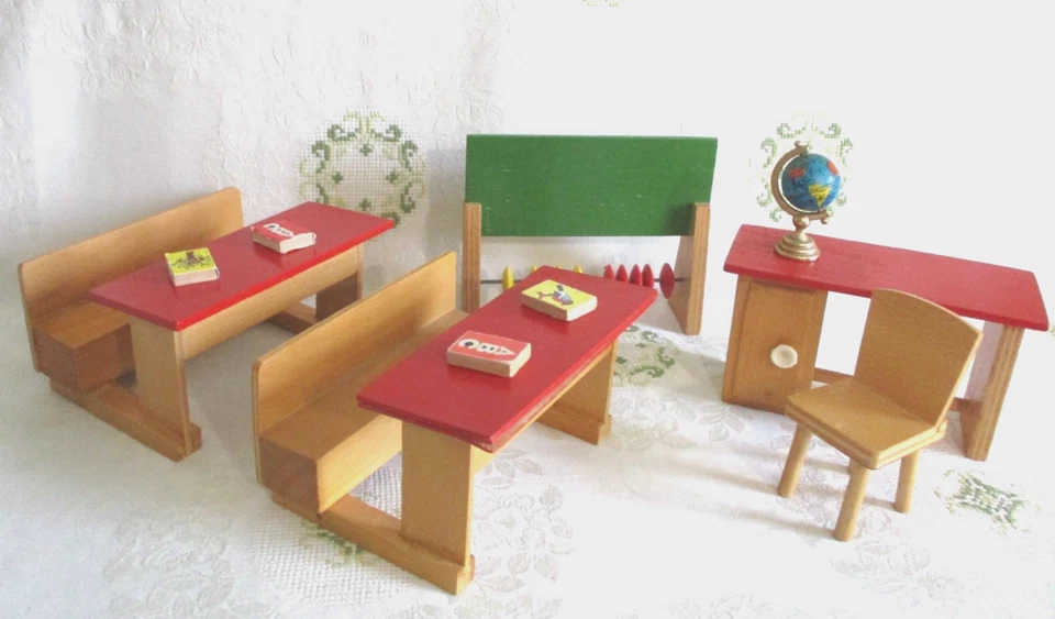 Puppenhaus Puppenschule Siso 5tlg. Möbel Tafel Pult vintage Holz + Zubehör 1:10 - Bild 1 von 4