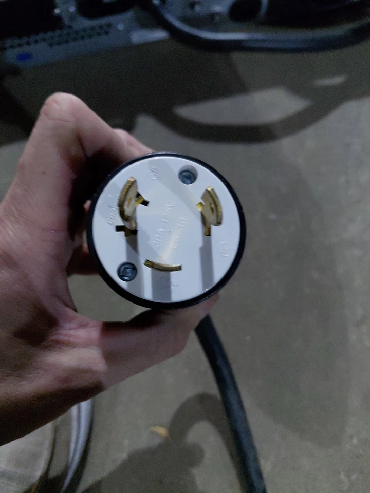 DENTED 阅读! Liebert GXT4-3000RT120T 3000伏安 2700W 机架 塔式 UPS 电池备用 — 第 4/4 张图片