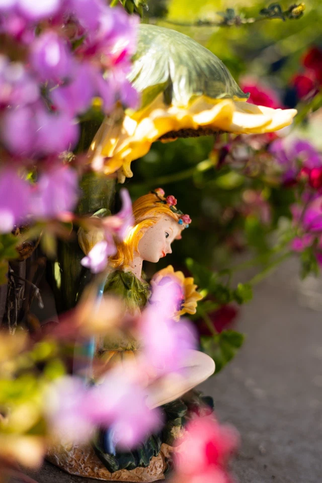 Angel Sitting Under Sunflower Sculpture Solar Light (A09) - Image 2 of 4