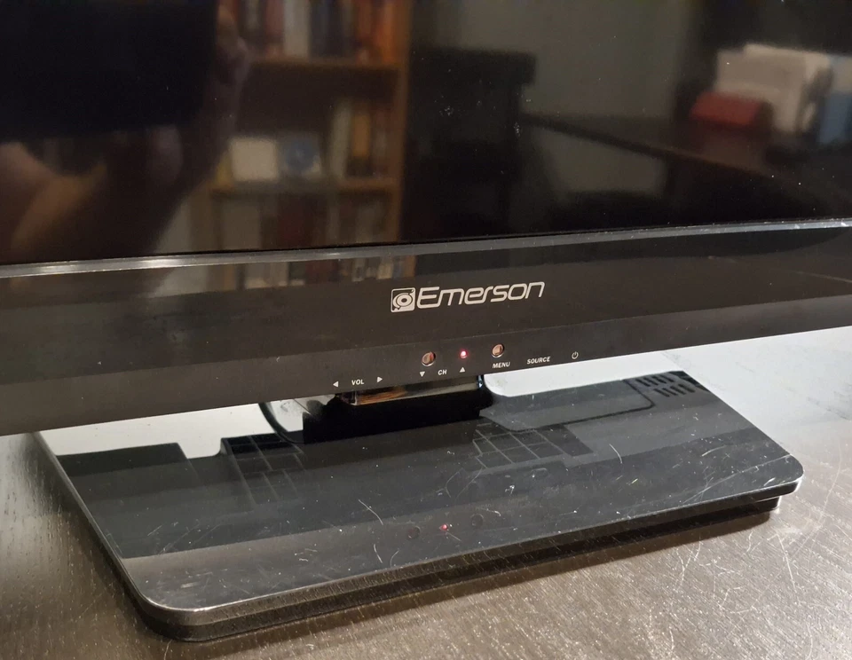 Emerson 32" 720P LED HD TV LF320EM4A HDMI 4K Smart TV - For Parts - Image 3 of 4