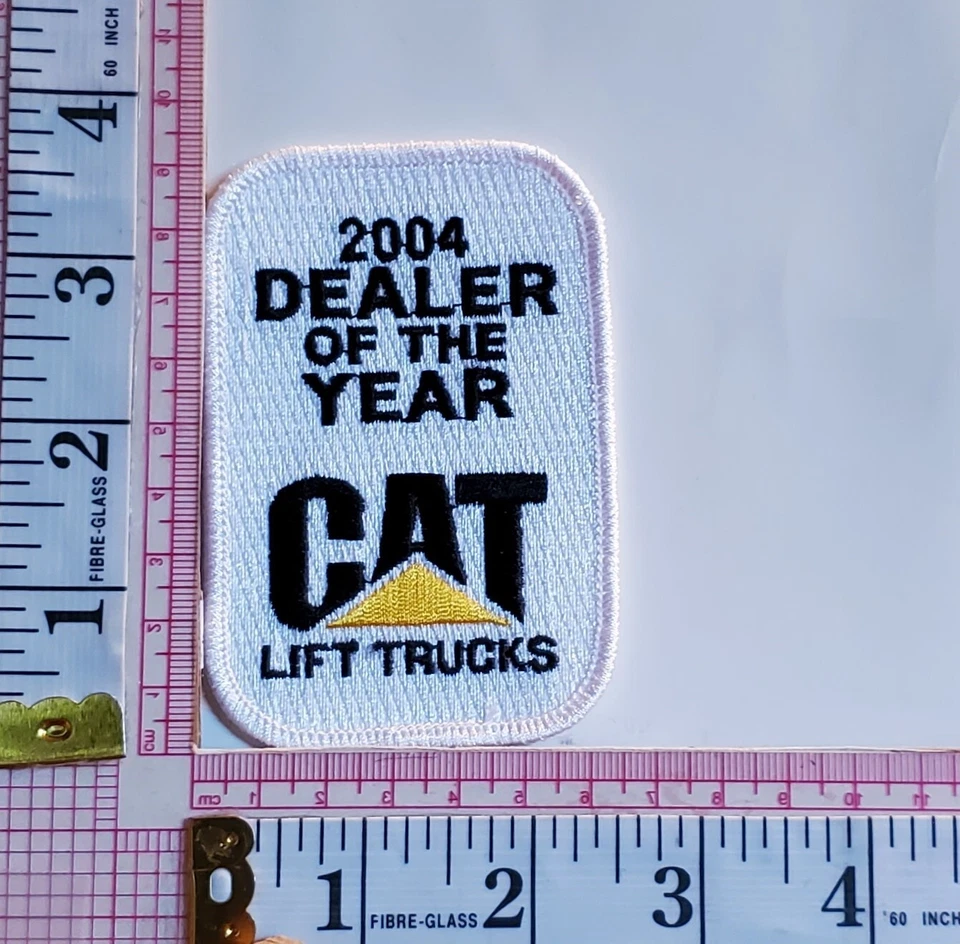 Cat Lift Trucks 2004 Dealer Of The Year Lot Of 2 Iron On Patches Crests a4 - Imagem 2 de 2