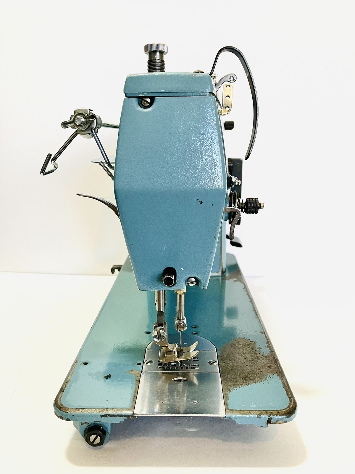 Singer Commercial Industrial Sewing Machine Model 2033 FOR PARTS NOT