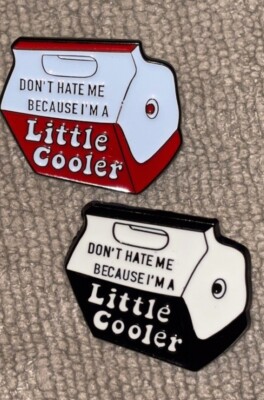 KAUFEN SIE 2 ERHALTEN SIE 1 GRATIS ''Don't Hate Me Because I'm a Little Cooler'' Emaille Pin Neuheit