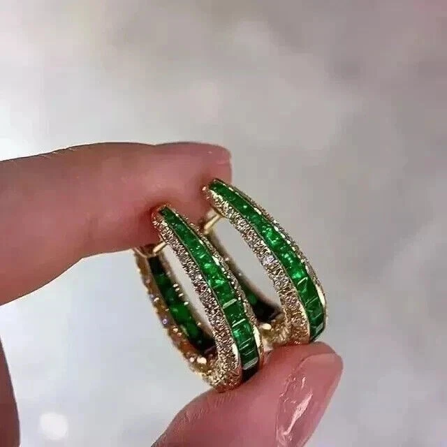 Pendientes de aro de esmeralda verde simulada de corte princesa de 2 quilates enchapados en oro amarillo de 14 k Foto 3 de 4