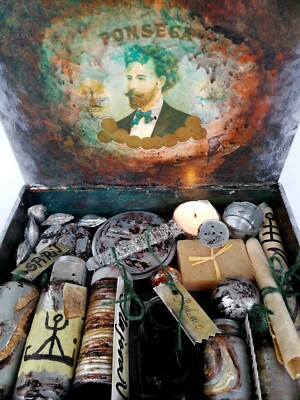 L'altare Di Wiccan Strega Un Libro Aperto Di Ombre Con Scrto A Mano Pronto Per La Fusione Di - Foto 10