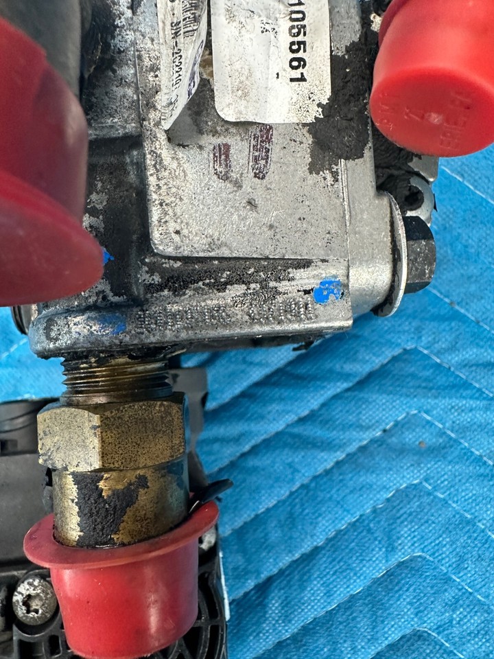 Volvo VNL Bendix Air Bracke Relay Valve Assembly K105561 W/2x M40hf