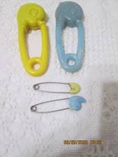 2 anciennes épingles à couches en plastique hochets bébé et 2 épingles à couches de sécurité