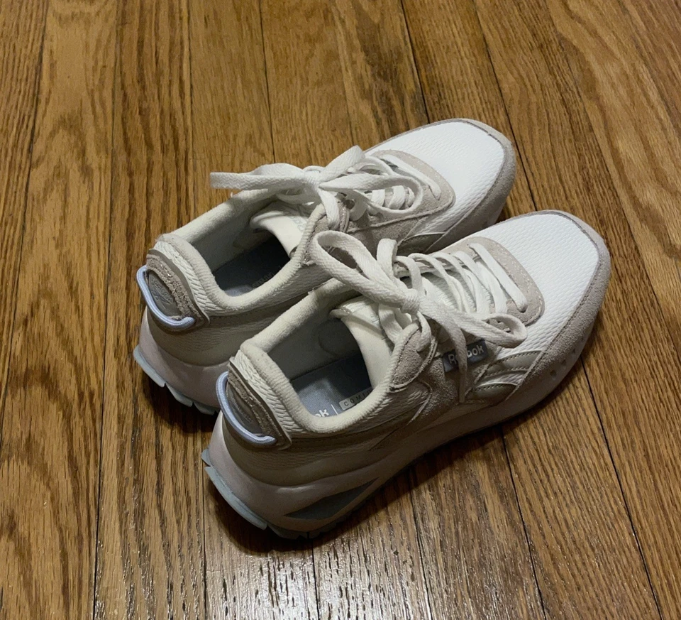 Reebok Women’s sneakers  size 7 white/gray New  - Image 2 of 4