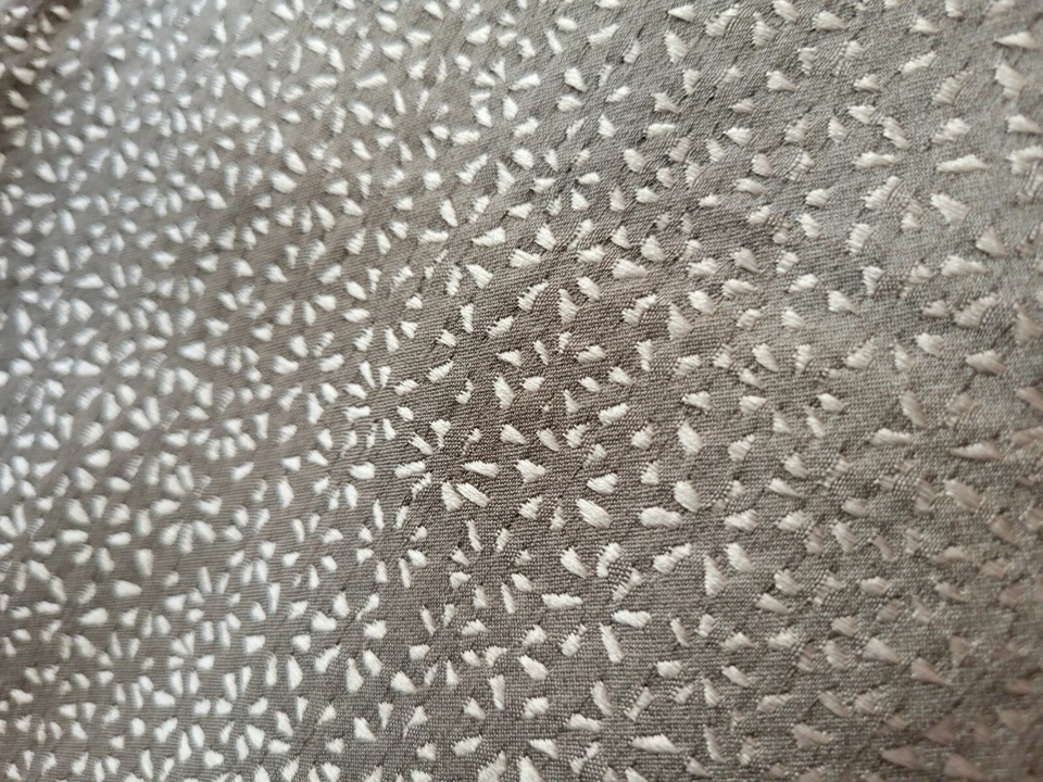 Tela reversible vintage plateada y gris floral a lunares 1 pieza 54" de ancho x 1 yarda Foto 2 de 4