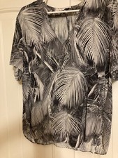 Other Stories Leaf Print Blouse 6 Short Sleeve Rayon V Neck Black and White