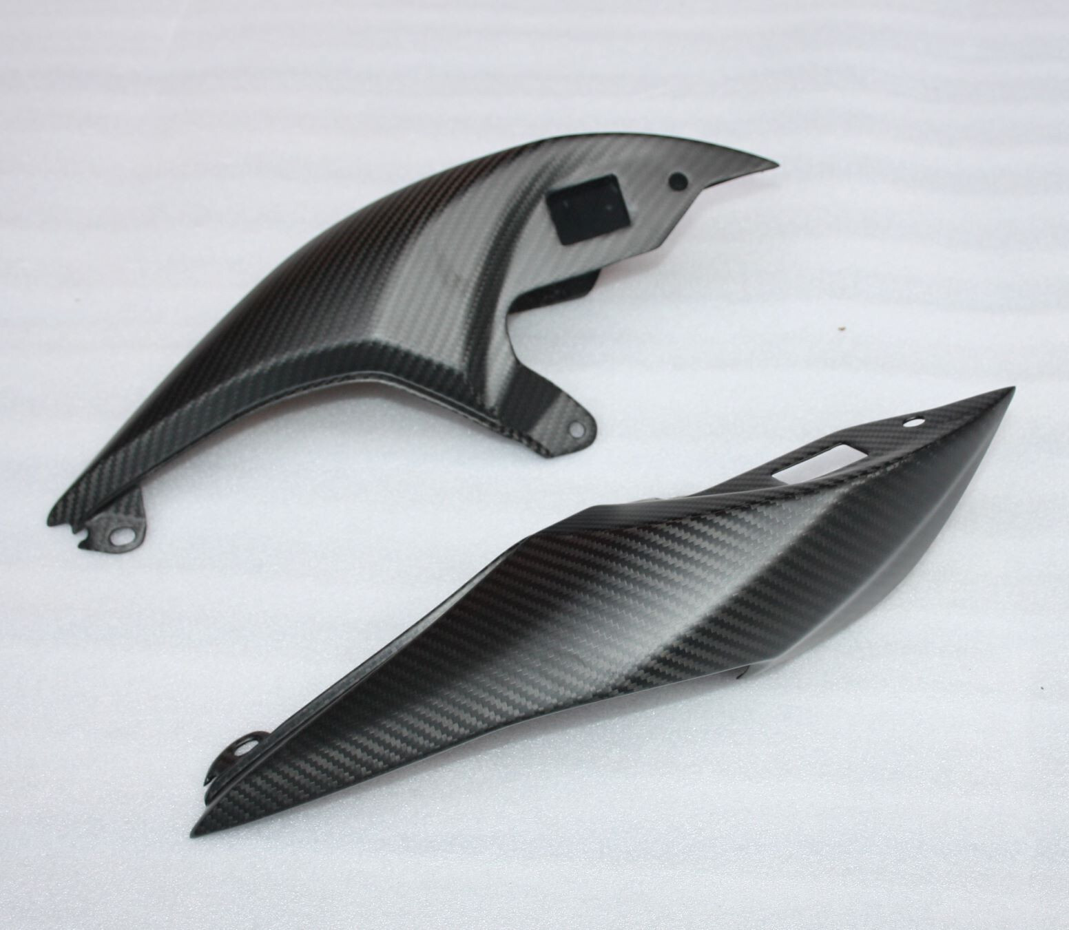 Flancs de coque arrière carbone Street Triple 765 contre les rayures de bottes