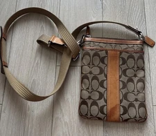 Coach Leatherware Women's Signature C Logo Crossbody Strap Purse Zipper, Pocket