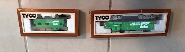 DE COLECCIÓN TYCO HO TREN BURLINGTON NORTH TRACKS, PUENTE 5 VAGONES, PAQUETE ELÉCTRICO, CAJAS Foto 2 de 3