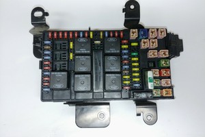 2000-2004 Ford F250 Super Duty Fuse Box Engine with cover and fuses. 5