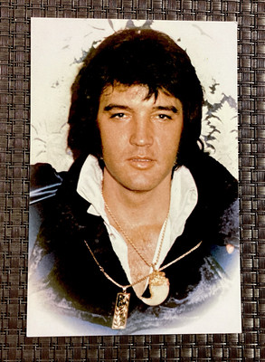 ELVIS PRESLEY COLOR PHOTO POSTCARD FROM ELVIS PRESLEY MUSEUM